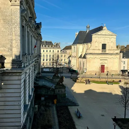 Vue Imprenable Sur La Mairie Vannes